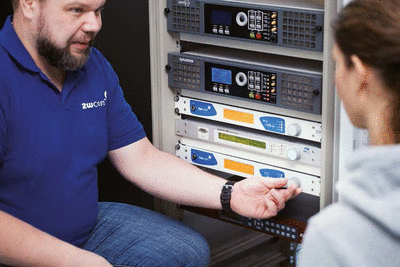 Flensburg, Deutschland: In diesem Rack wird das DAB-System aus Norwegen gespiegelt. Ein Ingenieur zeigt Konfigurationsmöglichkeiten per Jog-Wheel und die Darstellung im Display.